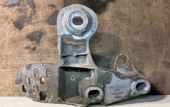 Volkswagen PASSAT B5.5 Engine mounting bracket 8E0199351