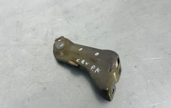Honda CR-V Fender mounting bracket