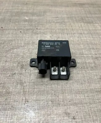 Mercedes-Benz E W211 Glow plug pre-heat relay A0025423819 V23132A2001X14