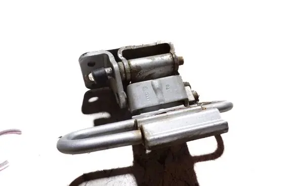 Audi A6 S6 C6 4F Rear door lower hinge 8E0833411