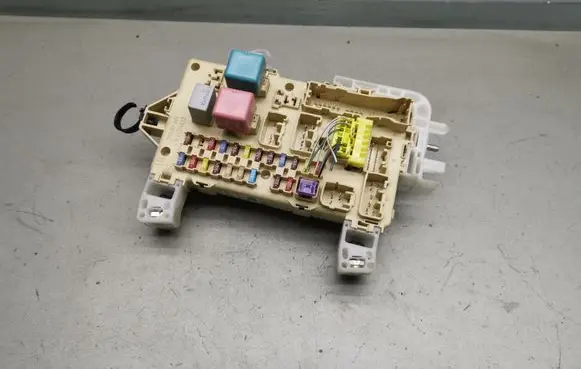 Toyota Corolla Verso AR10 Fuse module 892210F010
