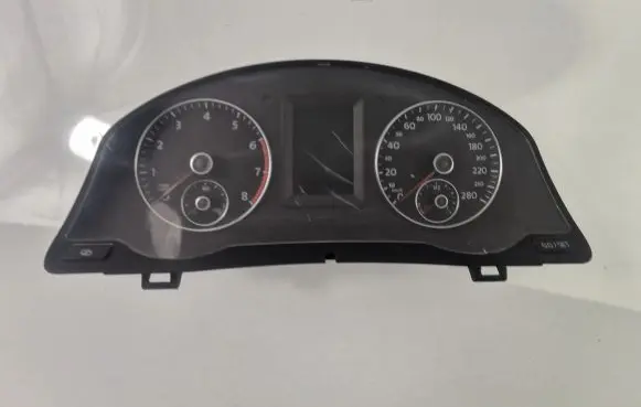 Volkswagen Scirocco Speedometer (instrument cluster) 1K8920871B
