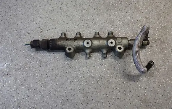 Mazda 5 Fuel injector supply line/pipe 