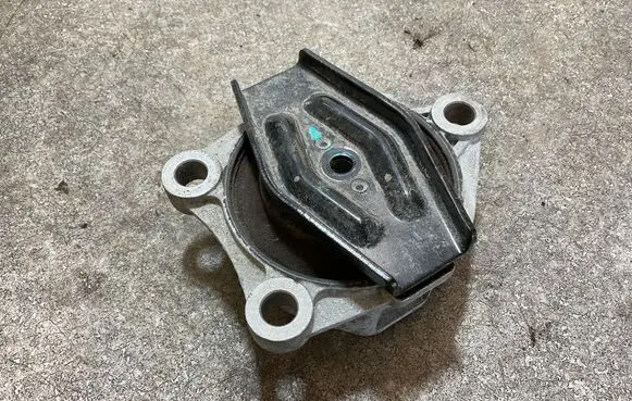 Volvo XC40 Engine mount bracket 31686296