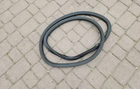 Opel Mokka B Front door rubber seal 5O5P5L5E5X0070