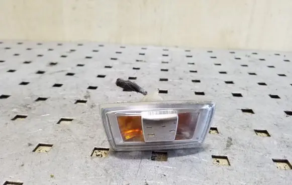 Opel Zafira B Front fender indicator light 13252455