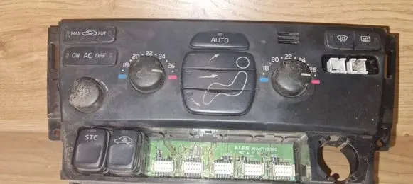 Volvo V70 Climate control unit 30746022