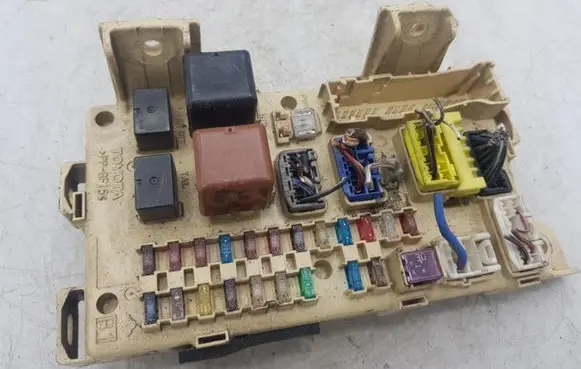 Toyota Avensis Verso Fuse module 8922144030