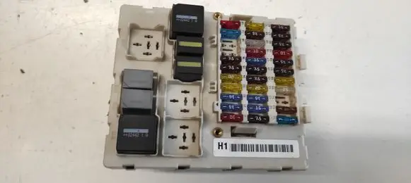 Ford Focus Fuse module 518273305 2M5T14A073BD