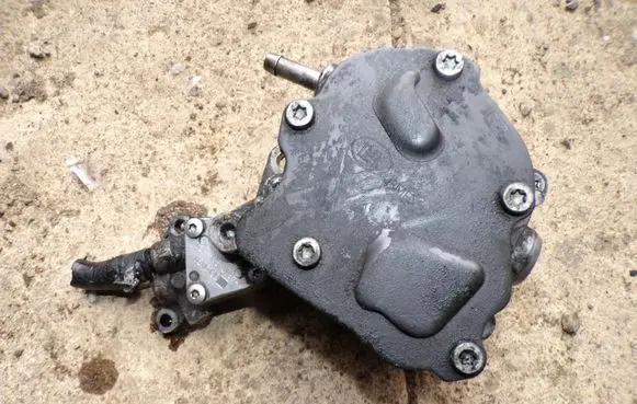Volkswagen PASSAT B5 Vacuum pump 038145209A