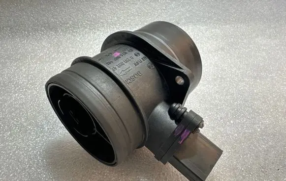 Volkswagen PASSAT B6 Mass air flow meter 0281002461 074906461B