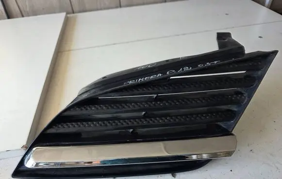 Nissan Primera Front bumper upper radiator grill 60008280