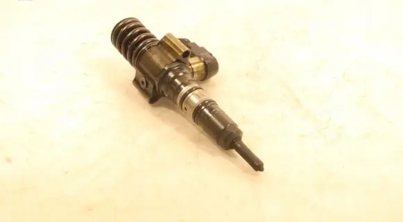 Volkswagen PASSAT B6 Fuel injector 03G130073T