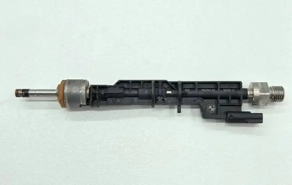 BMW M5 F90 Fuel injector 7852362 13647852362