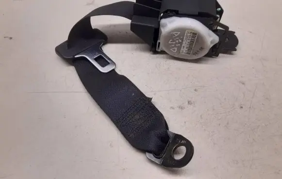 Toyota Avensis T250 Middle seatbelt (rear) 7335005042 300107