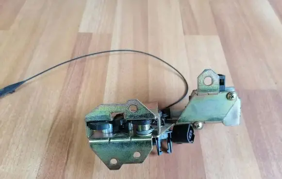 Volkswagen Touareg I Tailgate window lock/catch/latch 7L0827506D