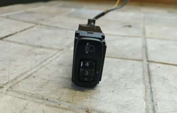 Mitsubishi Grandis Headlight level height control switch