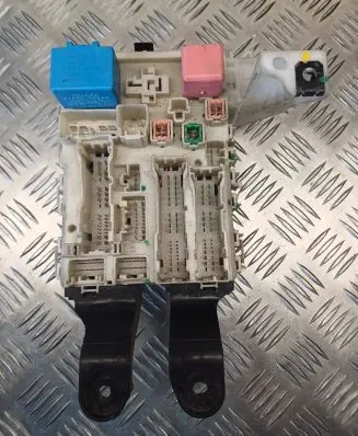 Toyota Avensis T270 Fuse box set 8273005140C 15418J31