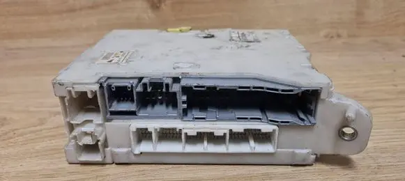 Lexus GS 300 350 430 450H Fuse module 8273030631