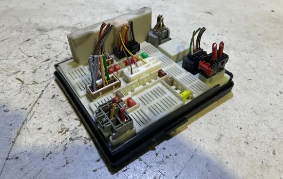 Renault Master III Fuse module 284B63484R 719337174