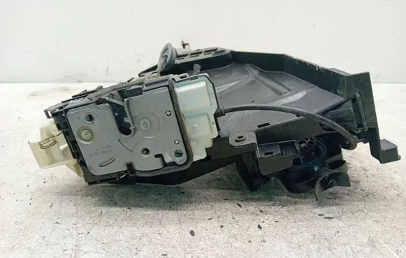 Volvo V40 Front door lock 932635102