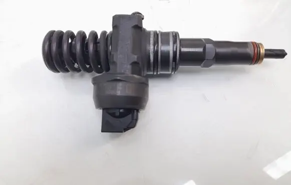 Volkswagen Golf V Fuel injector 038130073AG 0414720215
