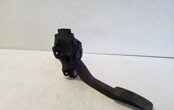 Accelerator throttle pedal