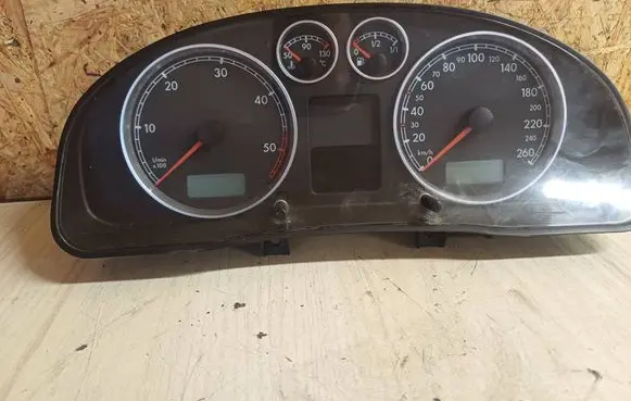 Volkswagen PASSAT B5.5 Speedometer (instrument cluster) 3B0920825A VWZ7Z0Y2945701 17100018082