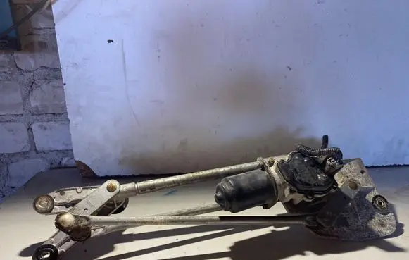 Honda CR-V Front wiper linkage and motor