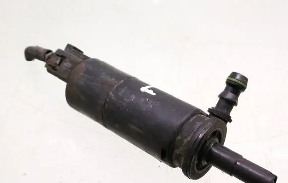 Volkswagen Golf V Headlight washer pump 3B7955681