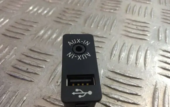 BMW X3 F25 USB socket connector 9237654