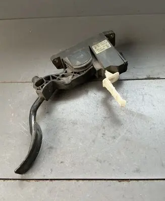 Accelerator throttle pedal