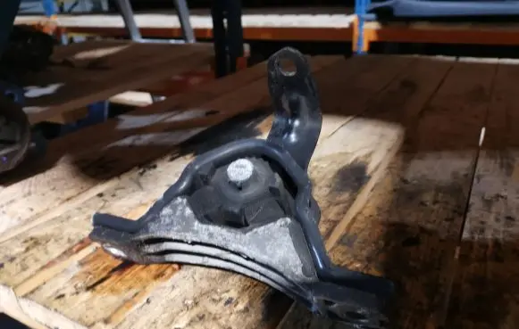 Chevrolet Captiva Engine mount bracket
