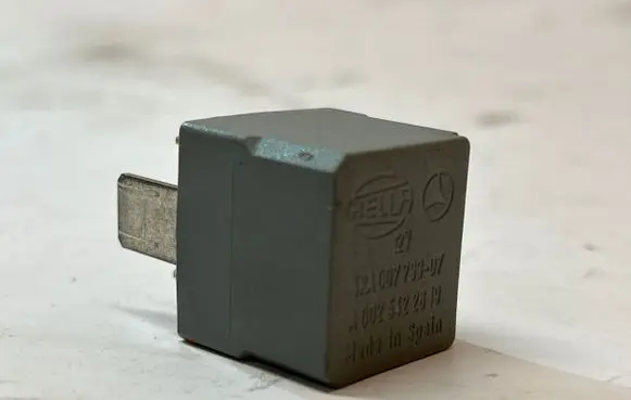 Mercedes-Benz C W203 Other relay A0025422619 4RA00779307