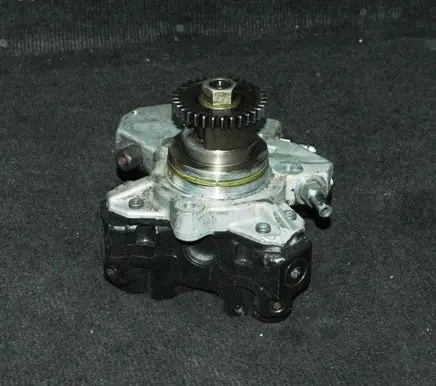 Mercedes-Benz E A207 Fuel injection high pressure pump A6420104604