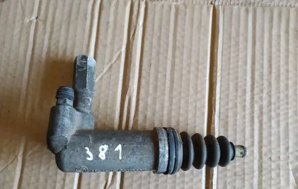 Audi 80 90 S2 B4 Clutch slave cylinder 4A0721261