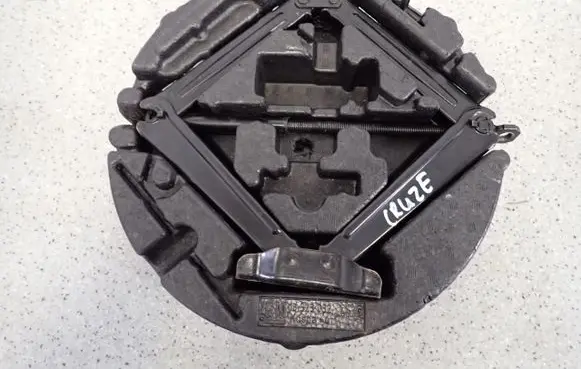 Chevrolet Cruze Spare wheel mounting bracket 