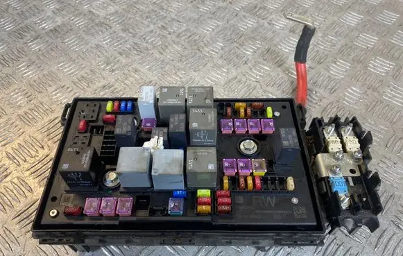 Opel Astra J Fuse module 13343765 1110086AD