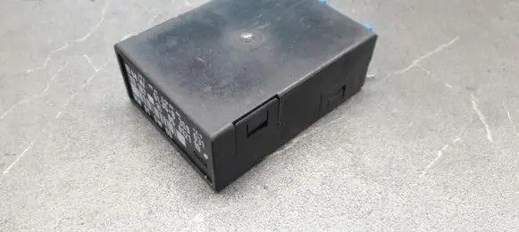 BMW 3 E36 Window wiper relay 8359031