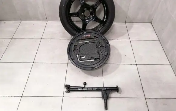 Mercedes-Benz S W220 R18 spare wheel 