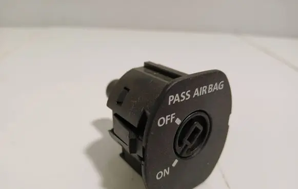 Land Rover Freelander 2 - LR2 Passenger airbag on/off switch YWL500050PVJ 07326