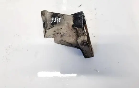 Nissan X-Trail T30 Engine mounting bracket