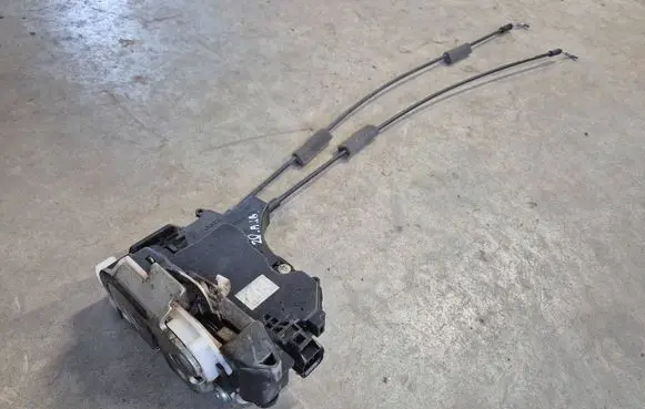 Mitsubishi L200 Rear door lock 5745A094