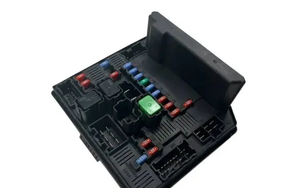 Nissan Qashqai Fuse module 284B7BB02C 522792F04 4647045442