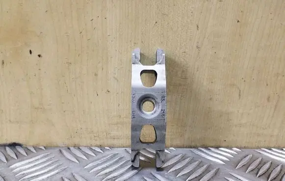 Volkswagen PASSAT B7 Fuel Injector clamp holder 03L216