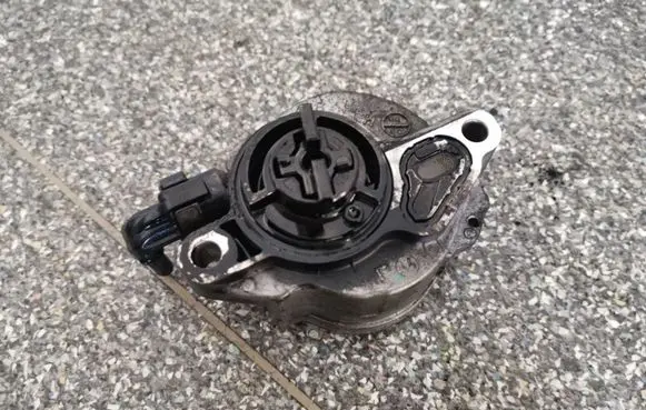 Peugeot 308 Vacuum pump D1562B