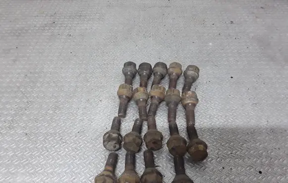 Opel Vivaro Nuts/bolts 