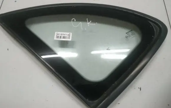 Nissan Almera Tino Rear side window as2