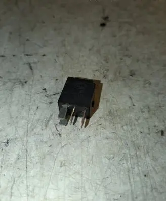 Mercedes-Benz C AMG W204 Cruise control relay A0025421119