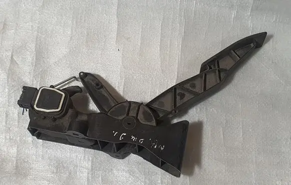 Mercedes-Benz A W169 Accelerator throttle pedal 91736020 A1693000304